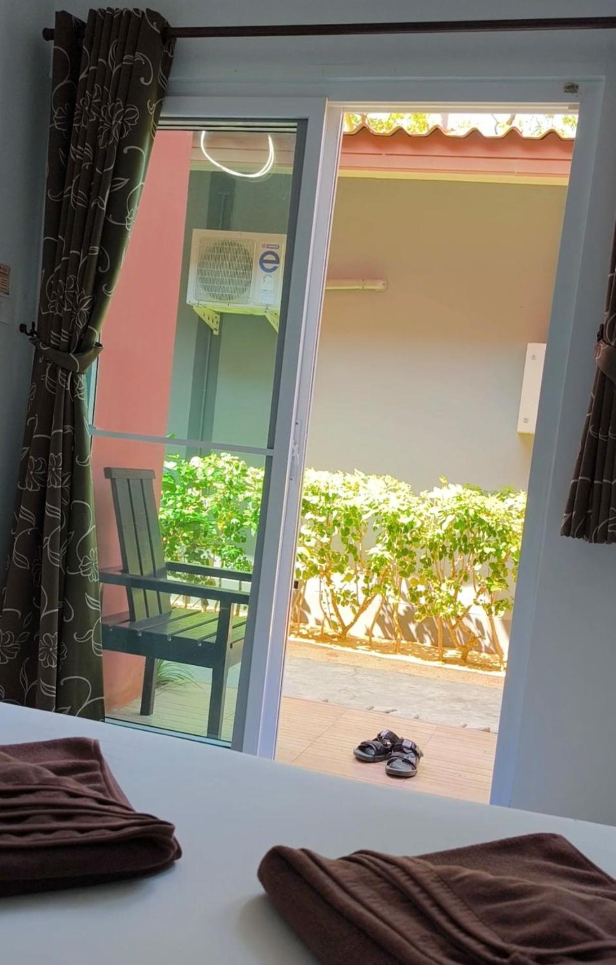 Maenam Villa Hotel Mae Nam Exteriör bild